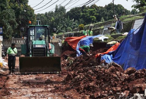 Petugas Sudin Kehutanan DKI melakukan perbaikan tembok pembatas yang roboh di Tempat Pemakaman Umum (TPU) Jeruk Purut, Jakarta Selatan, Kamis (30/10/2025).