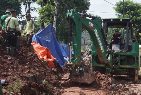 Petugas Sudin Kehutanan DKI melakukan perbaikan tembok pembatas yang roboh di Tempat Pemakaman Umum (TPU) Jeruk Purut, Jakarta Selatan, Kamis (30/10/2025).