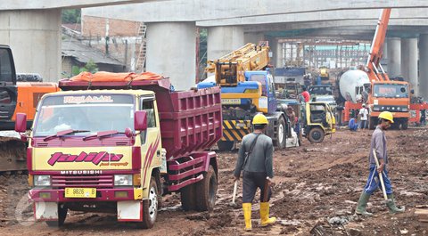Pekerja menyelesaikan pembangunan proyek jalan tol Depok-Antasari di Jakarta. (Liputan6.com/Immanuel Antonius)
