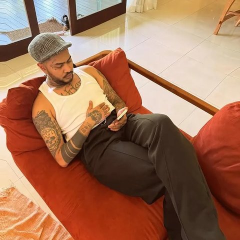 Onadio Leonardo sedang santai