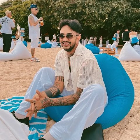Onadio Leonardo sedang di pantai