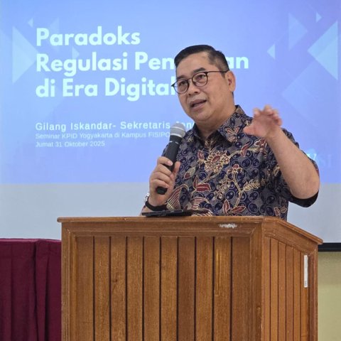 Sekjen ATVSI Gilang Iskandar saat menjadi pembicara di seminar bertajuk 'Keadilan Untuk Siapa : Sebuah Paradoks Regulasi Penyiaran Konvensional dan Digital' di kampus FISIPOL Universitas Gadjah Mada (UGM)
