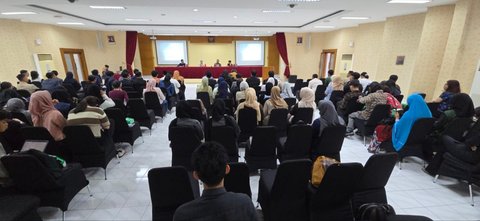 Sekjen ATVSI Gilang Iskandar saat menjadi pembicara di seminar bertajuk 'Keadilan Untuk Siapa : Sebuah Paradoks Regulasi Penyiaran Konvensional dan Digital' di kampus FISIPOL Universitas Gadjah Mada (UGM)