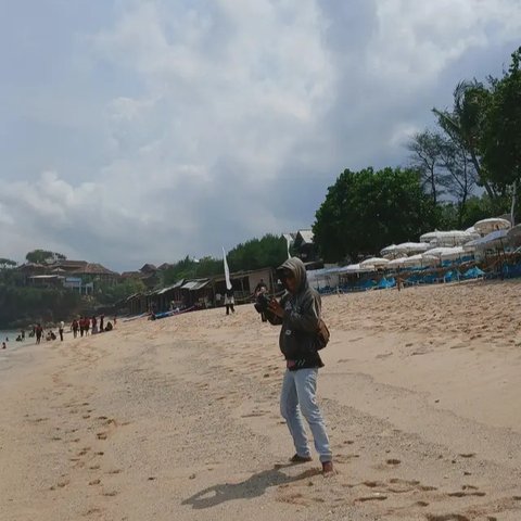 Momen Jarwo Fotografer Pantai Gunungkidul memotret sijoli pada Jumat (9/5/2025). (Liputan6.com/Laudia Tysara)