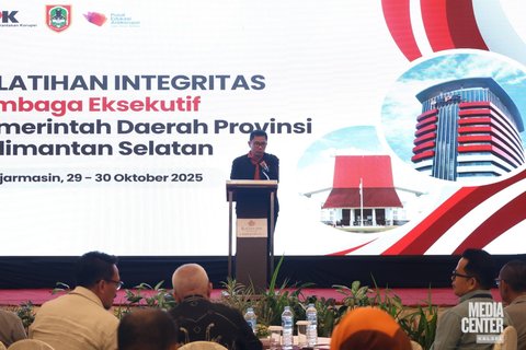Direktur Pendidikan dan Pelatihan Antikorupsi KPK, Yonathan Demme saat Pelatihan Integritas Sektor Eksekutif bagi jajaran Kepala SKPD Kalsel