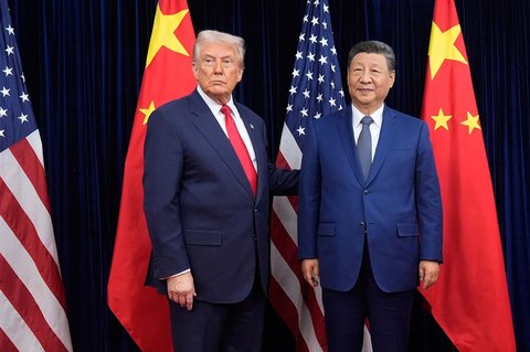 Presiden Donald Trump dan Presiden Tiongkok Xi Jinping)  sebelum melakukan  pertemuan mereka di Bandara Internasional Gimhae di Busan, Korea Selatan, Kamis, (30/10/2025).