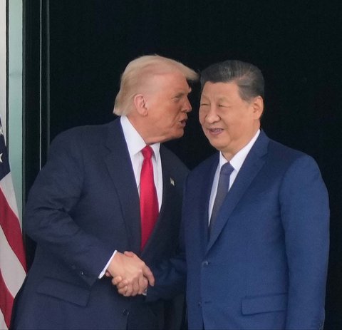 Presiden Donald Trump dan Presiden Tiongkok Xi Jinping)  usai melakukan  pertemuan mereka di Bandara Internasional Gimhae di Busan, Korea Selatan, Kamis, (30/10/2025).