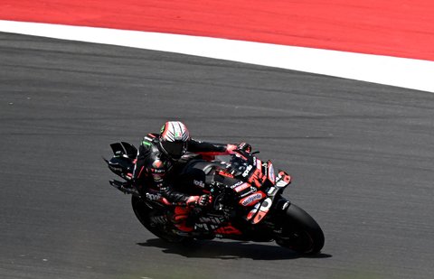 Pembalap tim Aprilia Racing MotoGP Italia, Marco Bezzecchi, berkendara saat sesi kualifikasi jelang Grand Prix MotoGP Indonesia di Sirkuit Internasional Mandalika di Mandalika, Nusa Tenggara Barat, Sabtu (06/10/2025).