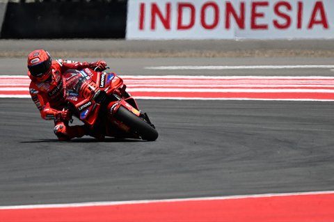 Pembalap MotoGP Spanyol dari Tim Ducati Lenovo, Marc Marquez, sedang memacu motornya pada sesi kualifikasi menjelang MotoGP Grand Prix Indonesia di Sirkuit Internasional Mandalika, Mandalika, Nusa Tenggara Barat, Sabtu (06/10/2025).