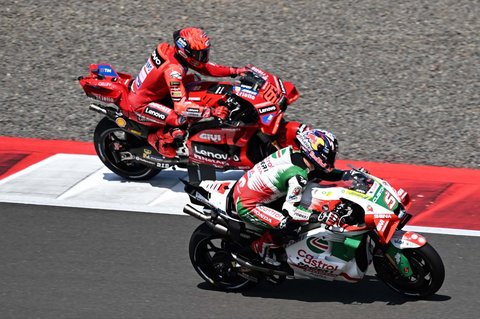 Pembalap MotoGP Prancis dari tim LRC Honda, Johann Zarco (kanan), dan pembalap MotoGP Spanyol dari tim Ducati Lenovo, Marc Marquez, memacu motornya pada sesi latihan bebas kedua jelang MotoGP Grand Prix Indonesia di Sirkuit Internasional Mandalika, Mandalika, Nusa Tenggara Barat, Sabtu (06/10/2025).