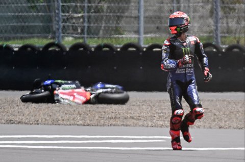 Pembalap MotoGP Prancis dari tim Monster Energy Yamaha MotoGP, Fabio Quartararo,  mengalami kecelakaan pada sesi kualifikasi menjelang Grand Prix MotoGP Indonesia di Sirkuit Internasional Mandalika di Mandalika, Sabtu (06/10/2025).