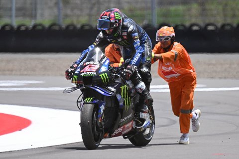 Staf trek membantu pembalap MotoGP Spanyol dari tim Monster Energy Yamaha MotoGP, Alex Rins, selama sesi kualifikasi menjelang Grand Prix MotoGP Indonesia di Sirkuit Internasional Mandalika di Mandalika, Sabtu (06/10/2025