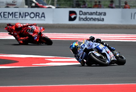 Pembalap tim MotoGP BK8 Gresini Racing MotoGP Spanyol Alex Marquez (kanan) berkendara saat sesi kualifikasi jelang Grand Prix MotoGP Indonesia di Sirkuit Internasional Mandalika di Mandalika, Nusa Tenggara Barat, Sabtu (06/10/2025).