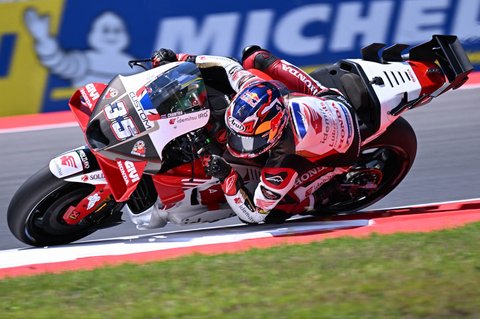 Pembalap MotoGP Thailand dari tim LRC Honda, Somkiat Chantra, sedang memacu motornya pada sesi kualifikasi jelang MotoGP Grand Prix Indonesia di Sirkuit Internasional Mandalika, Mandalika, Nusa Tenggara Barat, Sabtu (06/10/2025).
