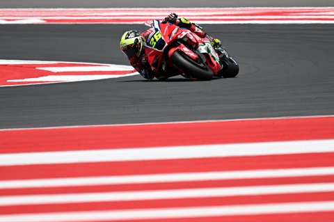 Pembalap MotoGP Spanyol dari tim Honda HRC Castrol, Joan Mir, memacu motornya pada sesi kualifikasi jelang MotoGP Grand Prix Indonesia di Sirkuit Internasional Mandalika, Mandalika, Nusa Tenggara Barat, Sabtu (06/10/2025).
