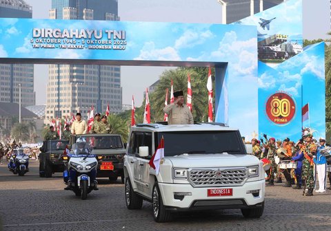 Presiden Prabowo Subianto  saat akan melaksanakan inspeksi pasukan dalam upacara HUT ke-80 TNI di kawasan Silang Monas, Jakarta, Minggu (5/10/2025)