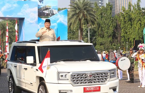 Presiden Prabowo Subianto   saat akan melaksanakan inspeksi pasukan dalam upacara HUT ke-80 TNI di kawasan Silang Monas, Jakarta, Minggu (5/10/2025)
