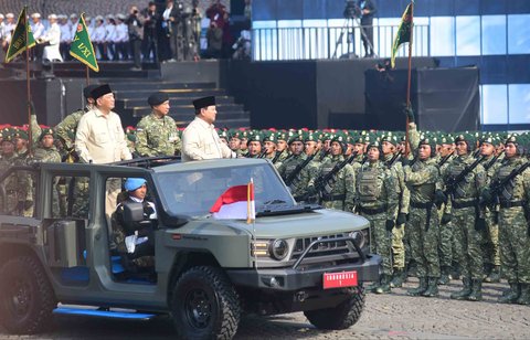 Presiden Prabowo Subianto  didampingi Menteri Pertahanan Sjafrie Sjamsoeddin dan Panglima TNi Agus Subiyanto   saat melaksanakan inspeksi pasukan dalam upacara HUT ke-80 TNI di kawasan Silang Monas, Jakarta, Minggu (5/10/2025)