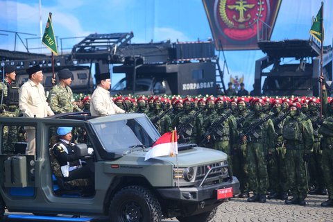 Presiden Prabowo Subianto  didampingi Menteri Pertahanan Sjafrie Sjamsoeddin dan Panglima TNi Agus Subiyanto   saat melaksanakan inspeksi pasukan dalam upacara HUT ke-80 TNI di kawasan Silang Monas, Jakarta, Minggu (5/10/2025)