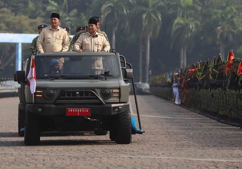 Presiden Prabowo Subianto  didampingi Menteri Pertahanan Sjafrie Sjamsoeddin  saat melaksanakan inspeksi pasukan dalam upacara HUT ke-80 TNI di kawasan Silang Monas, Jakarta, Minggu (5/10/2025)