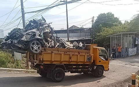 Ada Mobil Mercy Ditemukan Ringsek Tertimbun Reruntuhan Bangunan Musala di Ponpes Al Khoziny Sidoarjo