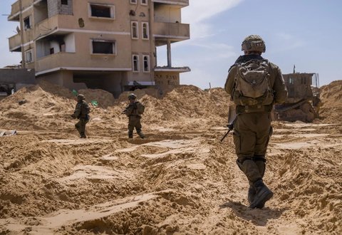 Tentara penjajah Israel melakukan operasi penghancuran di Tel Al-Sultan, Rafah, Gaza selatan.