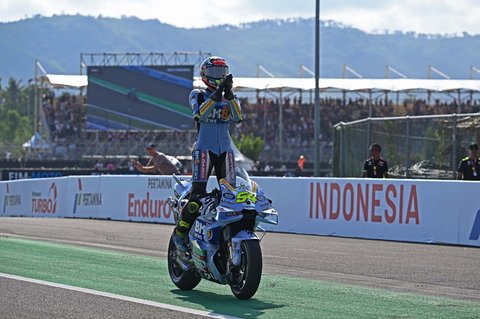 Pembalap tim BK8 Gresini Racing MotoGP Spanyol Fermin Aldeguer melakukan selebrasi usai menjuarai Grand Prix MotoGP Indonesia di Sirkuit Internasional Mandalika di Mandalika, Nusa Tenggara Barat, Sabtu (05/10/2025).