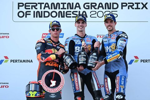 Pembalap MotoGP Spanyol dari tim BK8 Gresini Racing MotoGP, Fermin Aldeguer (tengah), pembalap MotoGP Spanyol dari tim Red Bull KTM Factory Racing MotoGP, Pedro Acosta (kiri), dan pembalap MotoGP Spanyol dari tim BK8 Gresini Racing MotoGP, Alex Marquez, merayakan kemenangan di podium setelah MotoGP Grand Prix Indonesia di Sirkuit Internasional Mandalika, Mandalika, Nusa Tenggara Barat, Sabtu (05/10/2025).