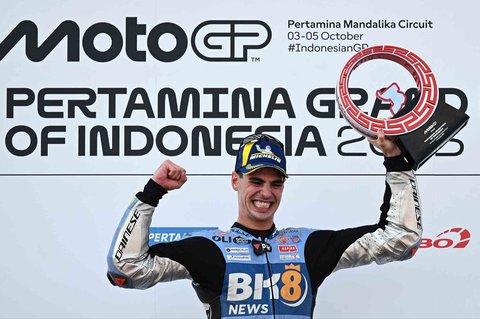 Pembalap tim BK8 Gresini Racing MotoGP asal Spanyol, Fermin Aldeguer, merayakan kemenangan di podium usai menjuarai Grand Prix MotoGP Indonesia di Sirkuit Internasional Mandalika di Mandalika, Nusa Tenggara Barat, Sabtu (05/10/2025).