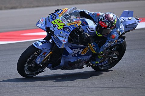 Pembalap tim K8 Gresini Racing MotoGP Spanyol Fermin Aldeguer berkendara saat Grand Prix MotoGP Indonesia di Sirkuit Internasional Mandalika di Mandalika, Nusa Tenggara Barat,  Sabtu (05/10/2025).