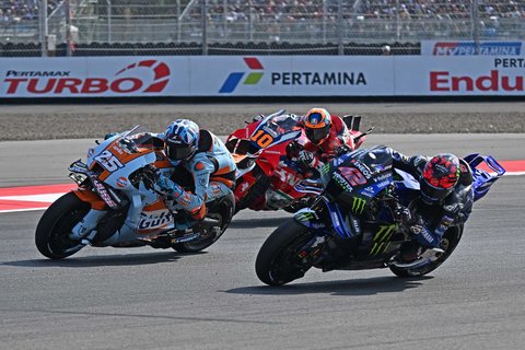 Pembalap Tim Trackhouse MotoGP Spanyol Raul Fernandez, pebalap MotoGP Spanyol tim Monster Energy Yamaha MotoGP Alex Rins dan pebalap MotoGP Italia tim Honda HRC Castrol Luca Marini berkompetisi pada Grand Prix MotoGP Indonesia di Sirkuit Internasional Mandalika di Mandalika, Nusa Tenggara Barat, Sabtu (05/10/2025).