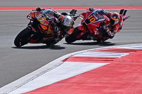 Pembalap MotoGP Spanyol dari tim Red Bull KTM Factory Racing, Pedro Acosta (kiri), melaju melewati pembalap MotoGP Italia dari tim Honda HRC Castrol, Luca Marini, pada Grand Prix MotoGP Indonesia di Sirkuit Internasional Mandalika di Mandalika, Nusa Tenggara Barat,  Sabtu (05/10/2025).