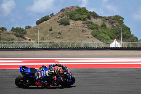 Pembalap tim Monster Energy Yamaha MotoGP Prancis Fabio Quartararo berkendara saat pemanasan jelang Grand Prix MotoGP Indonesia di Sirkuit Internasional Mandalika di Mandalika, Nusa Tenggara Barat, Sabtu (05/10/2025).