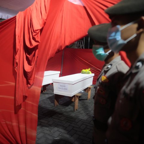 Kerabat melakukan shalat  jenazah Nuruddin dan Ahmad Rijalul Haq, korban runtuhnya bangunan musala Pesantren Al Khoziny , saat serah terima jenazah kepada keluarga di RS Polri di Surabaya, Jawa Timur, Indonesia, Minggu (05/10/2025) malam.