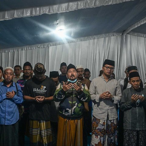 Masyarakat dan keluarga melakukan shaat jenasah  seorang santri yang tewas dalam keruntuhan bangunan musala Pesantren Al Khoziny, di Rumah Sakit Bhayangkara, Surabaya, Jawa Timur, Minggu (05/10/2025) malam.