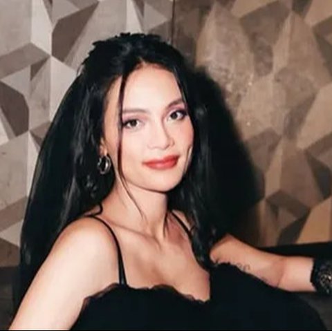 8 Potret Erika Carlina Temani DJ Bravy Manggung di Pestapora, Begini Momen di Backstage