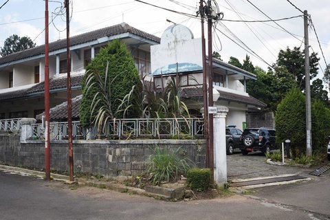 Hotel  tempat seekor macan tutul Jawa ditangkap setelah berkeliaran di area hotel di Bandung, Jawa Barat, Senin (06/10/2025).
