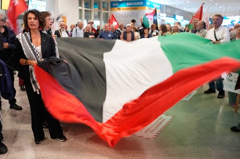 Aktivis pro-Palestina menunggu aktivis Swedia Greta Thunberg tiba di Bandara Internasional Eleftherios Venizelos di Athena, Yunani, Senin, (06/10/2025) waktu setempat.