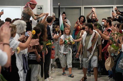 Aktivis Swedia Greta Thunberg tiba di Bandara Internasional Eleftherios Venizelos di Athena, Yunani, Senin, (06/10/2025) waktu setempat