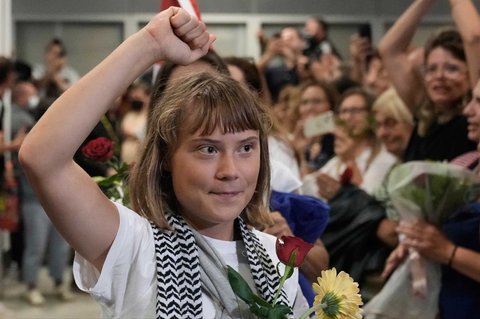 Aktivis Swedia Greta Thunberg tiba di Bandara Internasional Eleftherios Venizelos di Athena, Yunani, Senin, (06/10/2025) waktu setempat