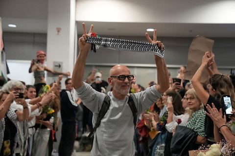 Seorang aktivis tiba di Bandara Internasional Eleftherios Venizelos di Athena, Yunani, Senin, (06/10/2025) waktu setempat
