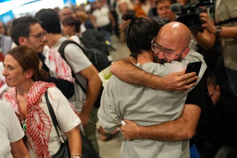 Para aktivis saat tiba di Bandara Internasional Eleftherios Venizelos di Athena, Yunani, Senin, (06/10/2025) waktu setempat