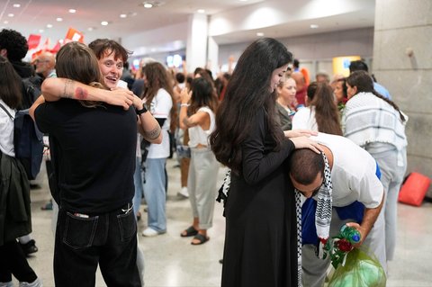Para aktivis saat tiba di Bandara Internasional Eleftherios Venizelos di Athena, Yunani, Senin, (06/10/2025) waktu setempat