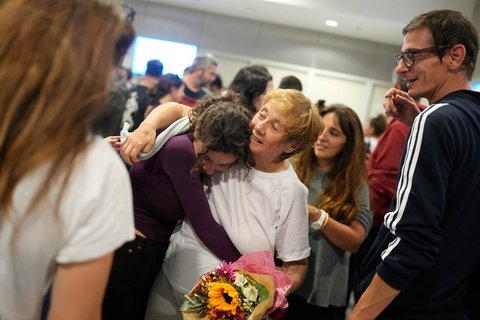 Para aktivis saat tiba di Bandara Internasional Eleftherios Venizelos di Athena, Yunani, Senin, (06/10/2025) waktu setempat