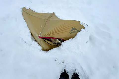 Tenda pendaki tertimbun salju  tebal di kamp Tangxiang di Lembah Karma, Tibet, Minggu (05/10/2025).