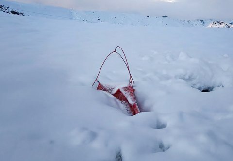 Tenda pendaki tertimbun salju  tebal di kamp Tangxiang di Lembah Karma, Tibet, Minggu (05/10/2025).