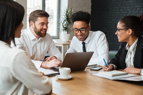 Jangan ssal ngobrol di kantor! Beberapa topik bisa terdengar biasa saja, tapi ternyata bisa menyinggung rekan kerja dan membuat kamu terlihat kurang profesional, lho! Yuk, kita cari tahu topik-topik sensitif yang sebaiknya kamu hindari. (Foto dok: Freepik/drobotdean).