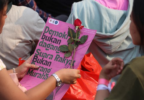 Mahasiswa mengatasnamakan Koalisi Masyrakat Sipil  menggelar aksi bertema 'Piknik Nasional Rakyat' di depan Gedung DPR RI, Senayan, Jakarta Pusat, Jumat (5/9/2025).