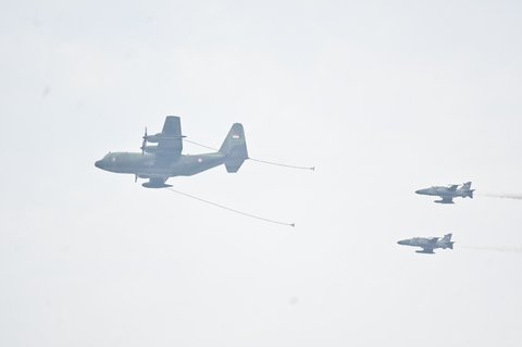 Demo udara TNI AU di HUT ke-80 TNI di kawasan Monumen Nasional (Monas)