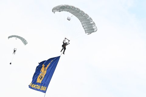 Demo udara TNI AU di HUT ke-80 TNI di kawasan Monumen Nasional (Monas)